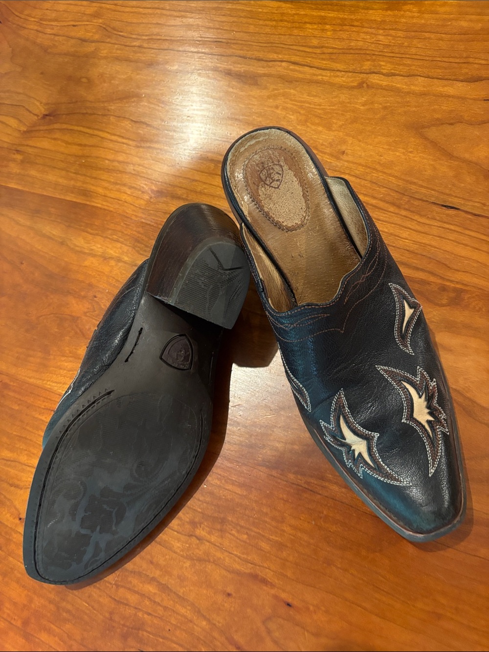 Women’s Black Leather Ariat mules
Size 8-8.5 or 39 - Picture 2 of 8